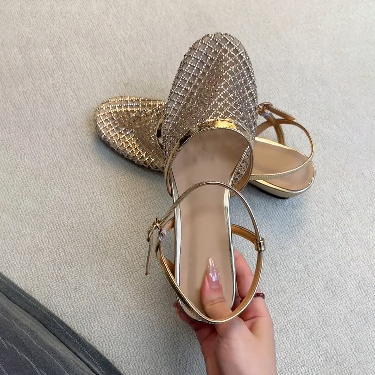 Water Shoes - รองเท้าแตะส้นแบนหัวมนสำหรับผู้หญิงรุ่นใหม่ รองเท้าบูทสั้นสำหรับฤดูร้อน ประดับเพชรน้ำ ดีไซน์เซ็กซี่
